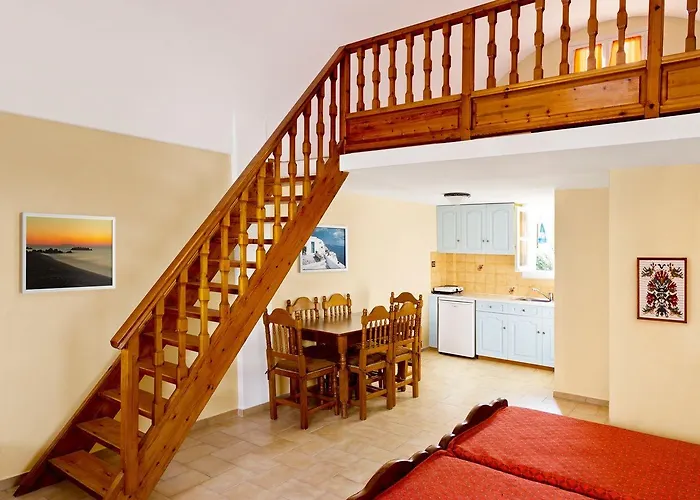 Dolphins Apartmanhotel Kamári