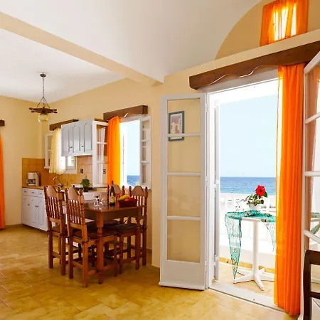 Dolphins Apart Otel Kamári