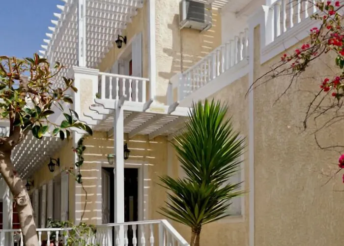 Aparthotel Dolphins 3*