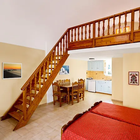 Dolphins Lägenhetshotell Kamári